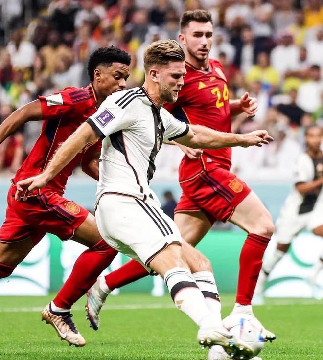 每体：拉菲尼亚今天回俱乐部康复训练，预计不会立即开始合练（每体：拉菲尼亚今日返队进行康复，短期内不参加合练）