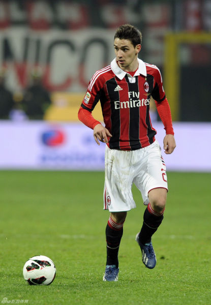 蛇精灵大战红魔鬼！意甲官方发布米兰德比预热海报（意甲发布米兰德比预热海报：蛇精灵对决红魔鬼）