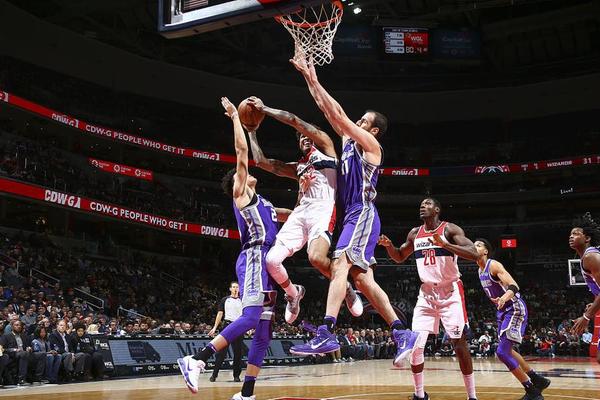 詹姆斯高空接力扣篮，点燃全场（詹姆斯空接重扣，全场沸腾）