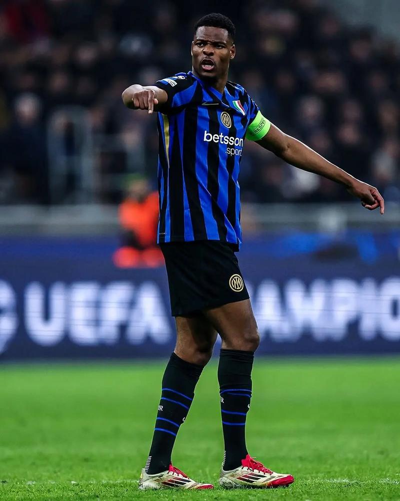 朗斯力压大巴黎，持续领跑法甲积分榜，萨热打造铁血球队