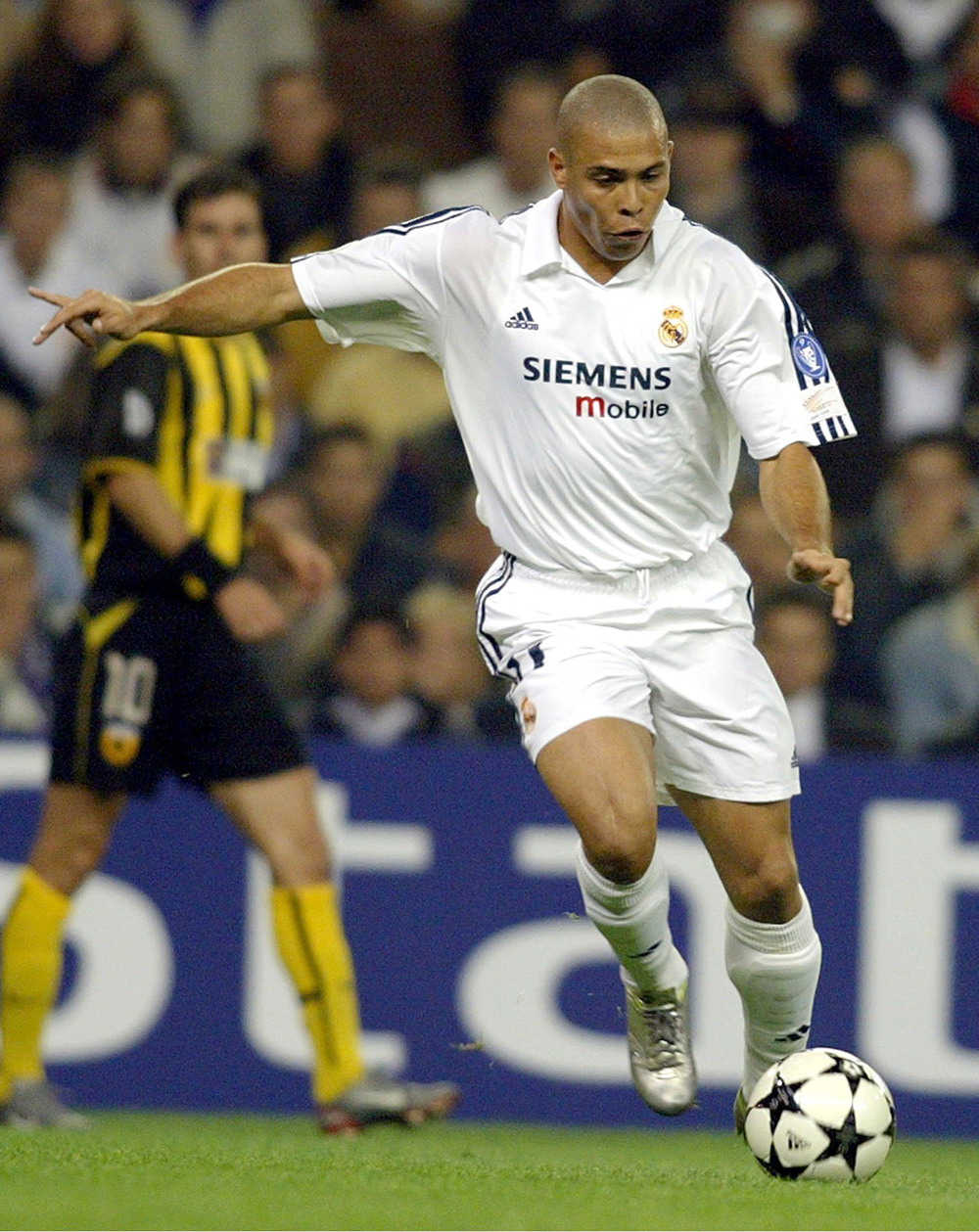 米体：莫伊塞-基恩正在与前意大利环球小姐约会（据米体报道，莫伊塞-基恩与前意大利环球小姐传出恋情）