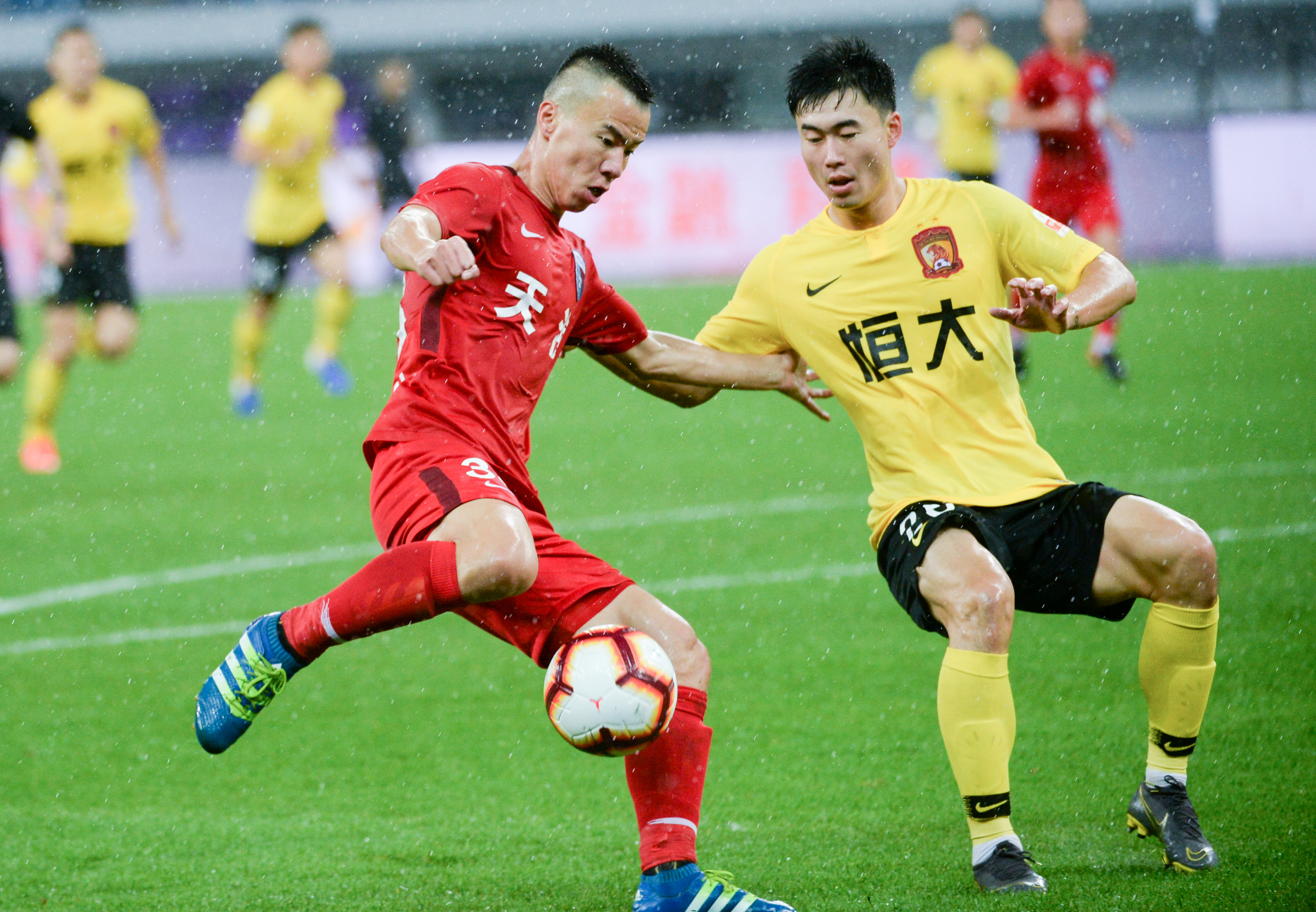 社媒被“下课”刷屏！从冠军教头到千夫所指，斯洛特的下课危机爆发（社媒“下课”声浪汹涌：从冠军教头到众矢之的，斯洛特陷入下课风暴）