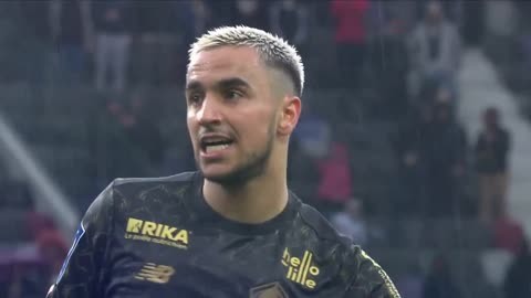 欧文突破防守送出关键助攻（欧文强突撕裂防线送出关键一传）