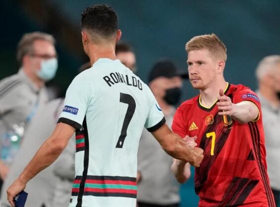 姆巴佩助攻卡马文加进球后，两人复刻昨日训练中的庆祝动作（卡马文加获姆巴佩妙传破门，两人赛场重现昨训庆祝动作）