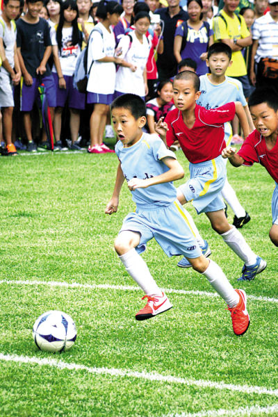 中超改跨年制，融入世界还是盲目跟风？（中超推行跨年赛制：迈向国际，抑或随波逐流？）